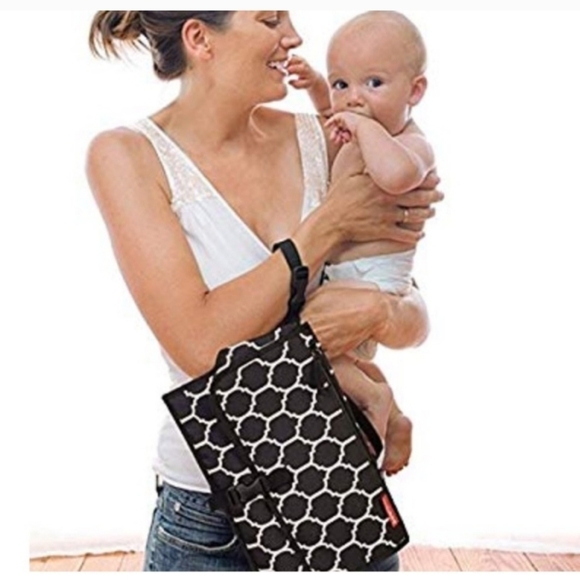 SKIP HOP Portable Baby Changing Pad - Picture 1 of 9